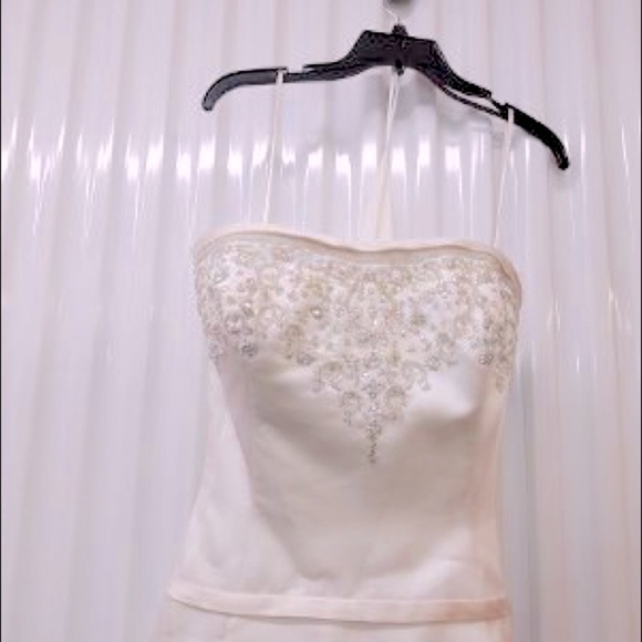 Gorgeous Wedding/Ball GOWN with a Train - Picture 7 of 8